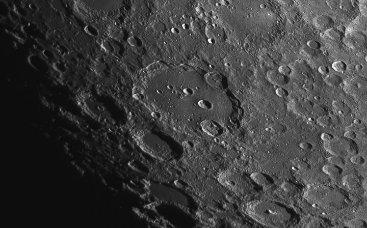 NARIT_Thailand's tweet image. รางวัลชมเชย ประเภทวัตถุในระบบสุริยะ 
ชื่อภาพ “Into the Craters” 
นายพลชิต ลิขิตคีรีรัตน์

#ประกวดภาพถ่ายทางดาราศาสตร์2561 #astronomy  #SolarSystemObjects #Astrophotography #AstrophotoContest2018 #NARIT #Thailand