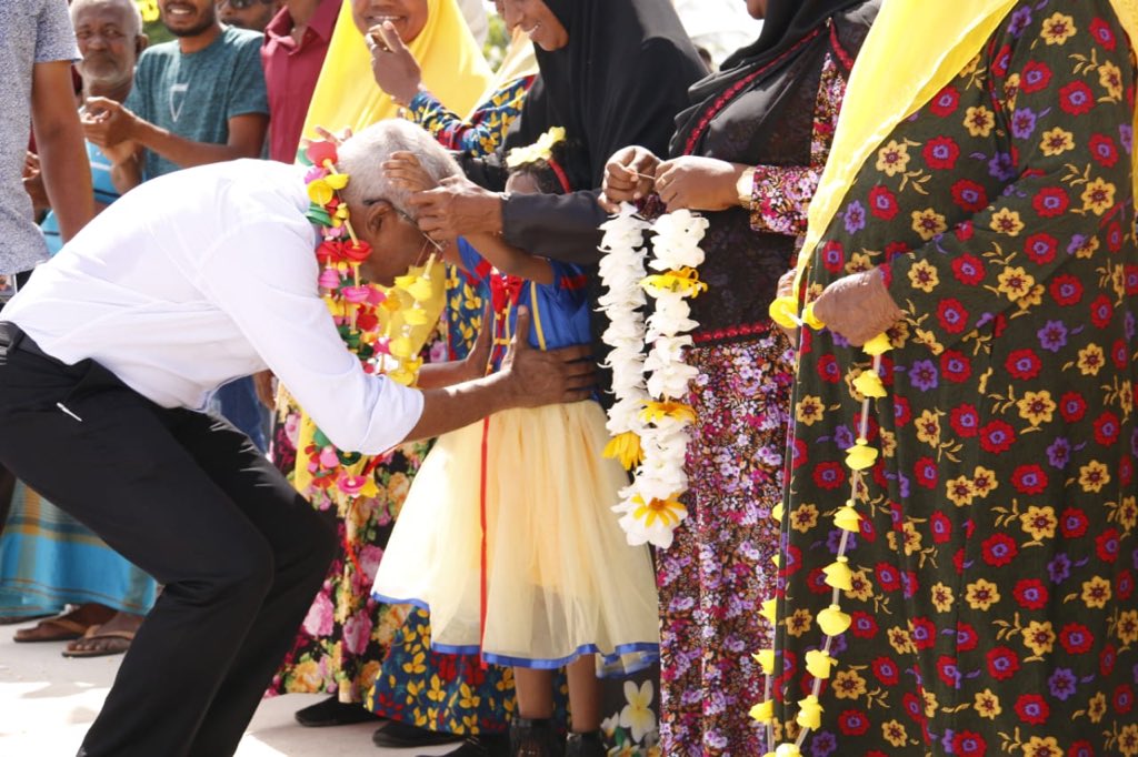 hisaanhussain's tweet photo. Hon. @ibusolih visited 20 is islands in Thaa &amp;Laamu Atoll in 4 days while his RM Hon. @FaisalNasym visited 13 islands in Vaavu &amp; Meemu Atoll in 3 days.Combined they visited the people of 33 islands in the past 4 days. Mi sarukaaru vaanee rayyithunge sarukaarakah. #IbuFaisail2018 https://t.co/uy2lqIQuhi