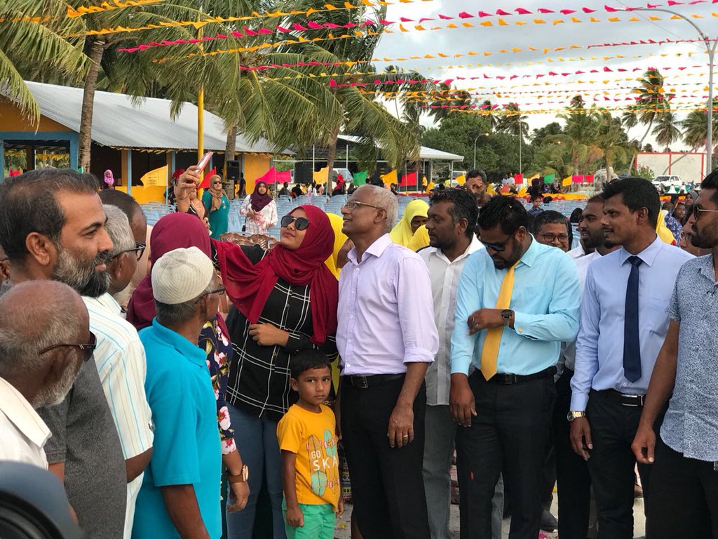 hisaanhussain's tweet photo. Hon. @ibusolih visited 20 is islands in Thaa &amp;Laamu Atoll in 4 days while his RM Hon. @FaisalNasym visited 13 islands in Vaavu &amp; Meemu Atoll in 3 days.Combined they visited the people of 33 islands in the past 4 days. Mi sarukaaru vaanee rayyithunge sarukaarakah. #IbuFaisail2018 https://t.co/uy2lqIQuhi