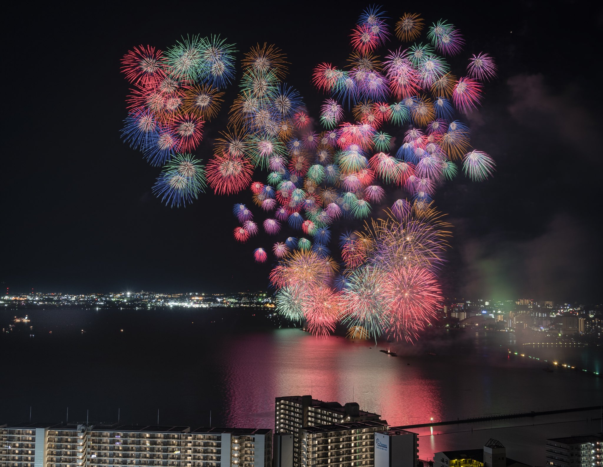 よしこ 何やかんや4年連続で見にいってる琵琶湖花火 去年撮った夢見が丘とはまた違った画角で綺麗やった ˊᵕˋ 千輪がハートっぽくてかわいい 今年は千輪多かったから2つ撮り逃しただけで済んだw 琵琶湖花火大会 びわ湖大花火大会 花火 大津 東京