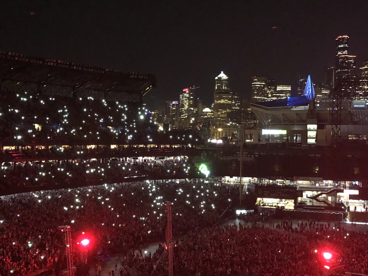 KindnessCarol's tweet photo. Seattle loves #PearlJam https://t.co/vBYkvyYtkV