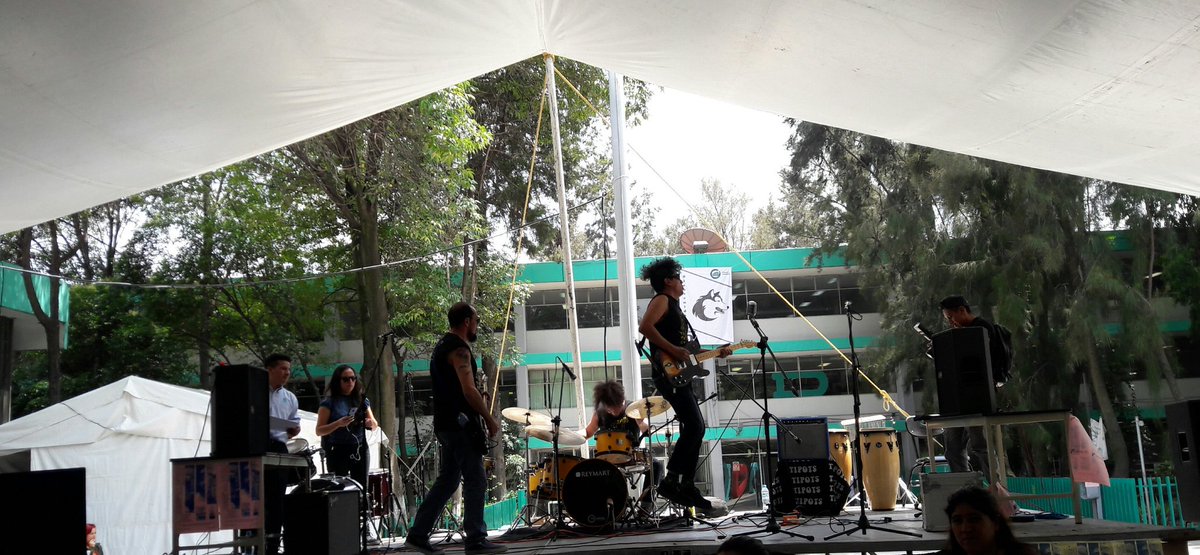 EloyRodrguez6's tweet photo. Segundo día de Festival en el @ColBach03 a ritmo de Zimbabwe @lazorratex63 @LaMedecina @Tipotsoficial @CongalTijuana Piramide Zulu e Imerial Lion. Con @iztajoven @rootslandradio @JonRodPineda https://t.co/N7kcdsLTZa