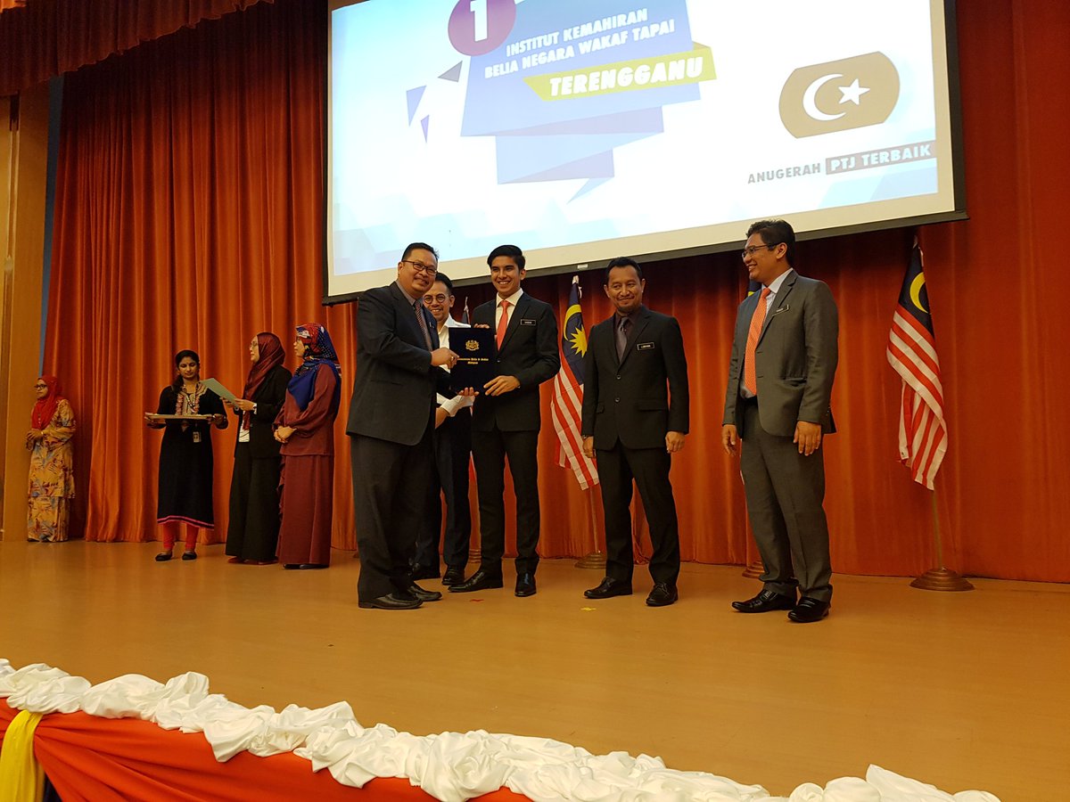 redcodegenx's tweet photo. IKBN Wakaf Tapai dinobatkan sebagai Pemenang Anugerah Pusat Tanggungjawab Terbaik (PTJ) dan disusuli JBS Sarawak ditempat yg ke-2 dan JBS Perlis di tempat yg ke-3 dalam sistem penilaian prestasi pengurusan kewangan 2017 oleh @KBSMalaysia. 

Tahniah diucapkan kepada semua! https://t.co/EJi50TrF3B
