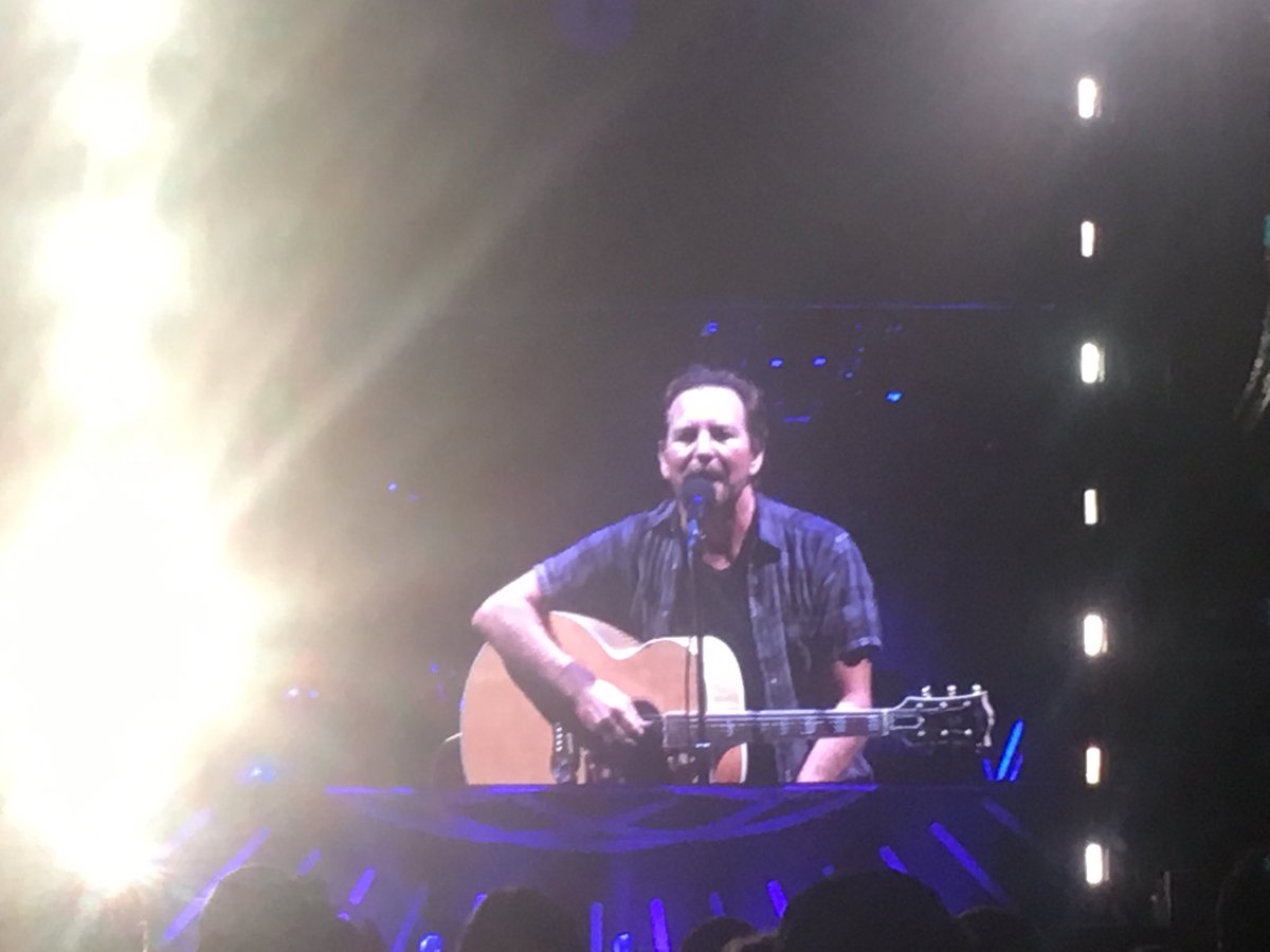 Image: https://pbs.twimg.com/media/DkIlxQFU4AElKJj.jpg