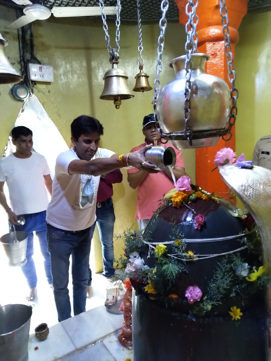DrKumarVishwas's tweet photo. श्रावण की शिवरात्रि पर आद्य शंकराचार्य द्वारा स्थापित शंकराचार्य मन्दिर, श्रीनगर में बाबा भोलेनाथ के दर्शन 🙏 
आप सब को श्रावण शिवरात्रि की शुभकामनाएं। https://t.co/Bgpo30GVcy