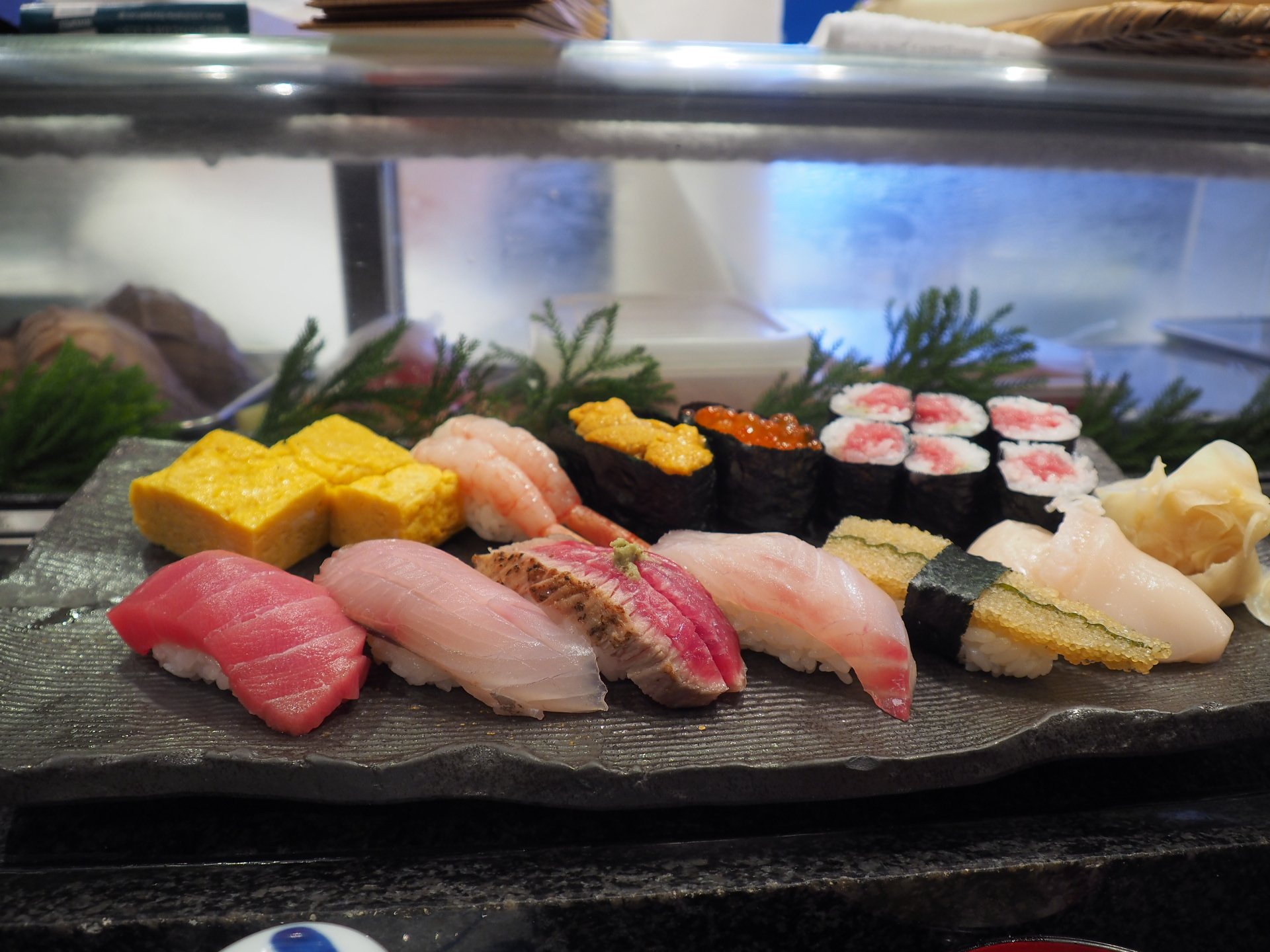 O Xrhsths まろすけ Sto Twitter 唐突に寿司テロ 旅行一日めの晩ごはん お寿司 食事 だけのつもりが日本酒と一品料理メニュー見たらつい 馬車道 関内の中間くらいにあるお寿司居酒屋さんでした 常連さん多くて店員さん 店長さん も声掛けやすくてぼっちでも