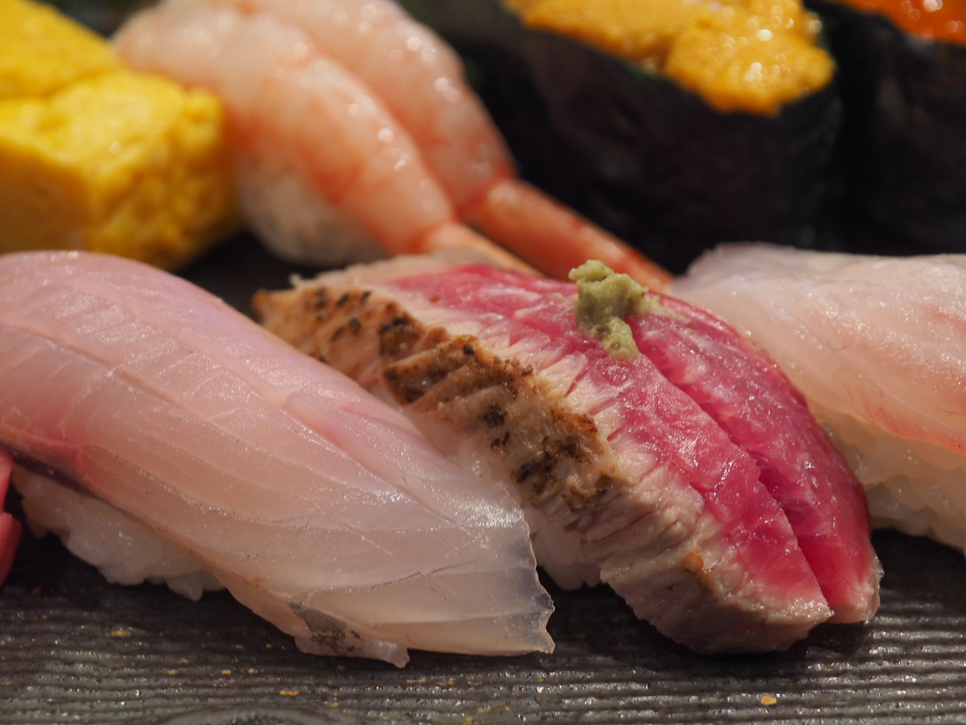 O Xrhsths まろすけ Sto Twitter 唐突に寿司テロ 旅行一日めの晩ごはん お寿司 食事 だけのつもりが日本酒と一品料理メニュー見たらつい 馬車道 関内の中間くらいにあるお寿司居酒屋さんでした 常連さん多くて店員さん 店長さん も声掛けやすくてぼっちでも