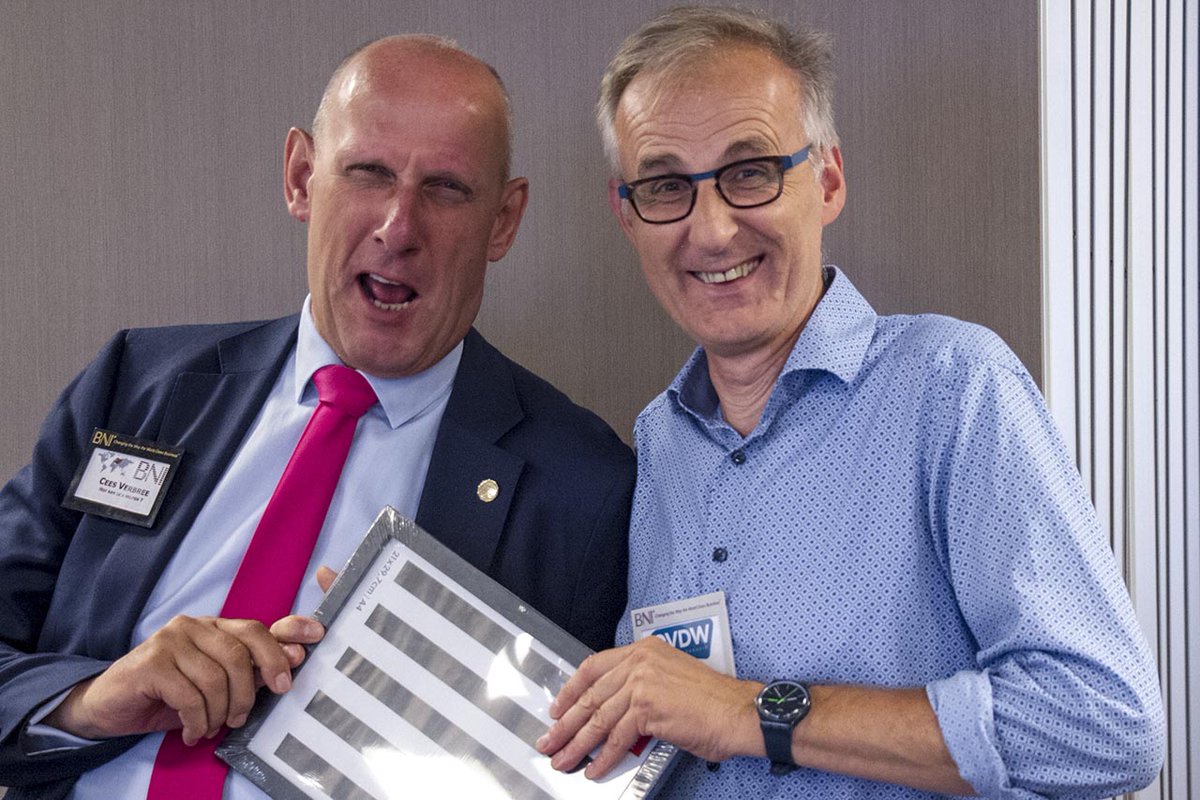 Gelukkige winnaar van de deurprijs, een foto-uitvergroting, van @bni_degouwe is @CeesVerbree! Oscar van der Wijk heeft dezelfde dag nog de fotoshoot gemaakt tijdens de Honsecon Zomer sessie deel 1. Aanmelden voor deel 2 kan via eventbrite.nl/e/tickets-zome…