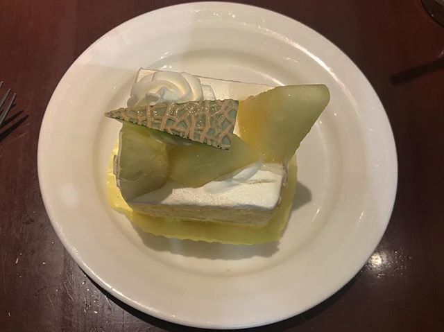 ultranri73's tweet photo. ＿
どっから食べようか迷うケーキ
#おいしかった
#メロンショートケーキ
#正方形
#具沢山
#これは右端からかな…
#どーせ食べんねんけど
#綺麗なままで
#倒れんよーに
#気つかう
#ジェンガ
#melon#shortcake#afternoonbreak#🍈#🍰#🍽 https://t.co/1ED2csWddO https://t.co/qNC8a1htrH