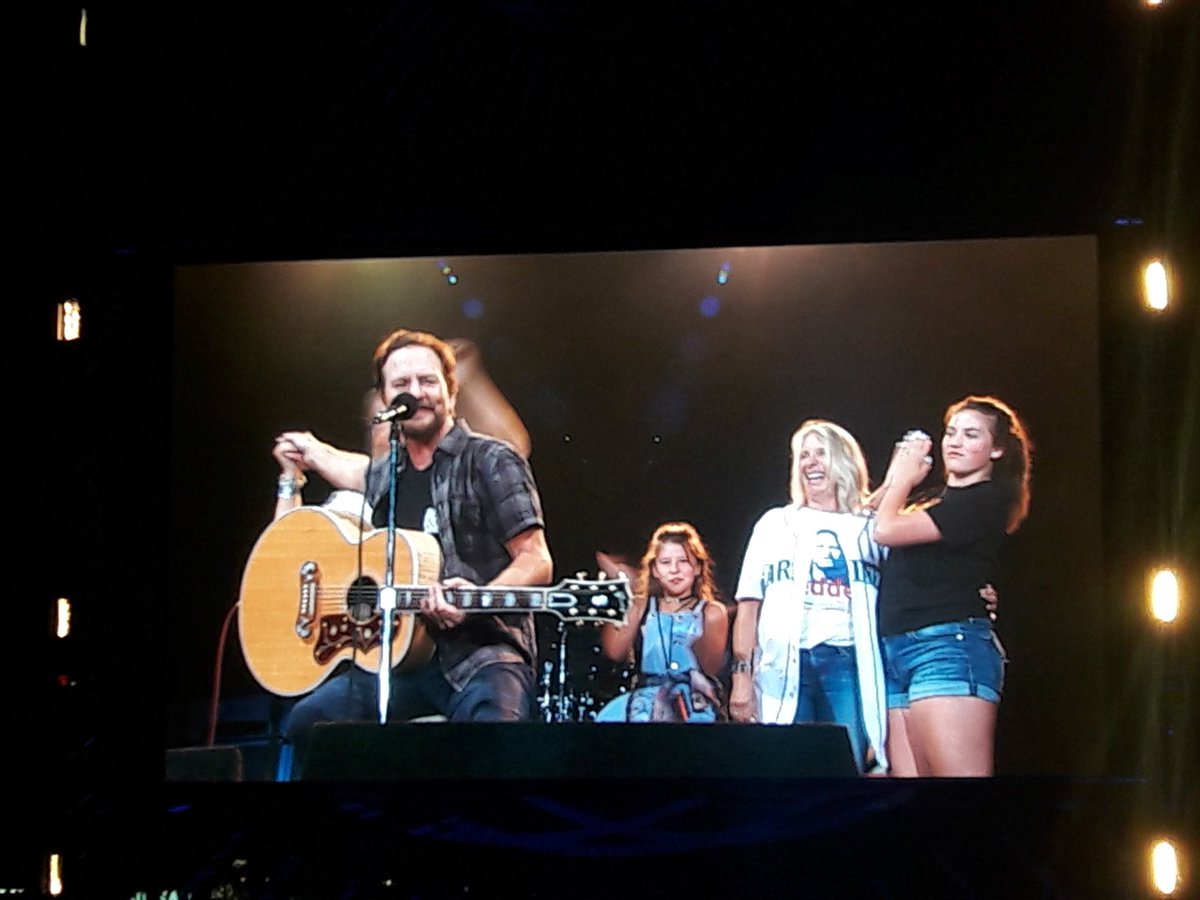 Image: https://pbs.twimg.com/media/DkInzglVsAAXT_A.jpg