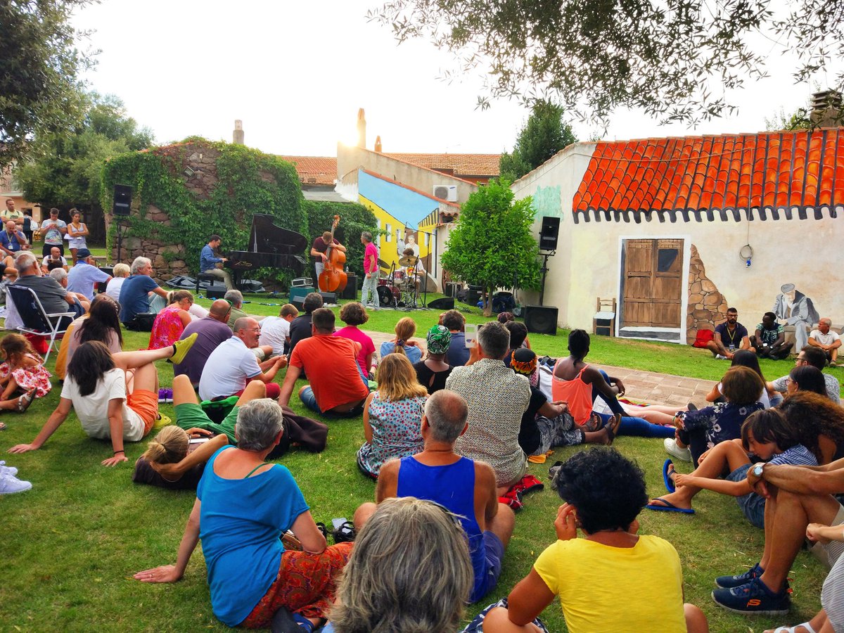 FlanierenSarda's tweet photo. Inizia ufficialmente il periodo in cui, qui nel nord #Sardegna, tutto si impregna di #Jazz. Ieri sera a #Erula, piccolo paese dell'#Anglona che festeggia i 30 anni di autonomia amministrativa, per ascoltare il trio Zanisi, Evangelista, Maniscalco... https://t.co/JZYbKWw6nf