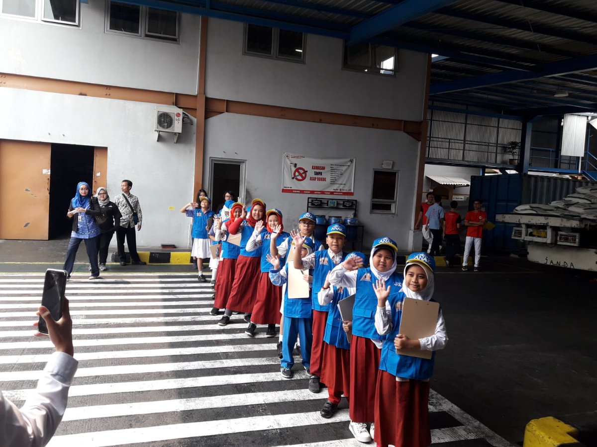 Media_Anak's tweet photo. Yeeaaayy it's time to Factory Plant Tour atau keliling pabrik Wafer Mayora!!! Seru banget di sini #RepcilMI2018 https://t.co/eZb0NcB9CE