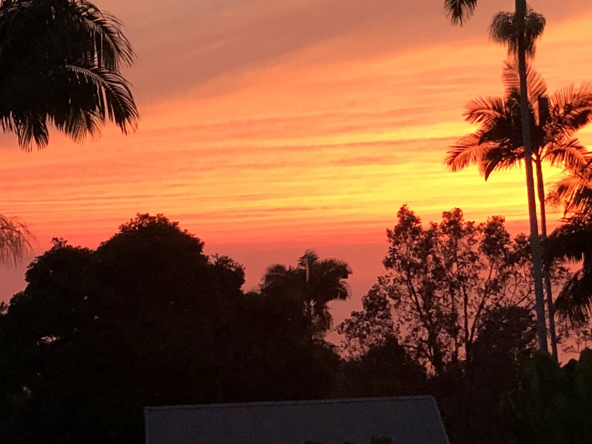 Hurricane hector sunset Hawaii video. Check it youtu.be/33T1nrAjawM #HurricaneHector #hurricane #hawaii #beautiful #love #news #wow #Video #MotherNature #Newsnight #earth #sunset #sunsets #ThursdayThoughts #wednesdaythoughts #viralvideo #viral #hawaiilife