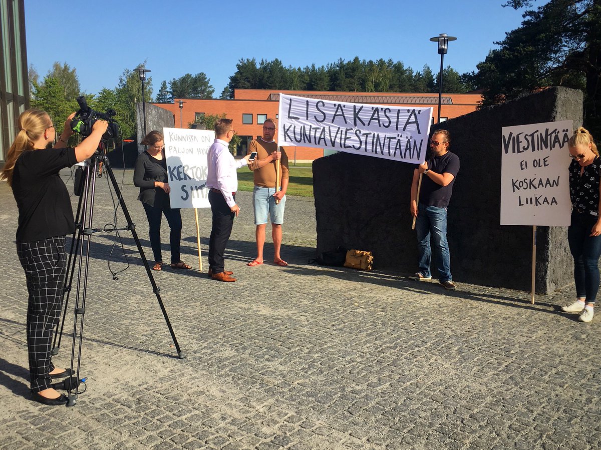 Mielenosoitukseksi verhottu viestintätoimistotempaus. Mutta oikealla asialla! Viestintää kunnissa ei ole liikaa. #kuntajohtajapäivät <a href="/Kuntalehti/">Kuntalehti</a>