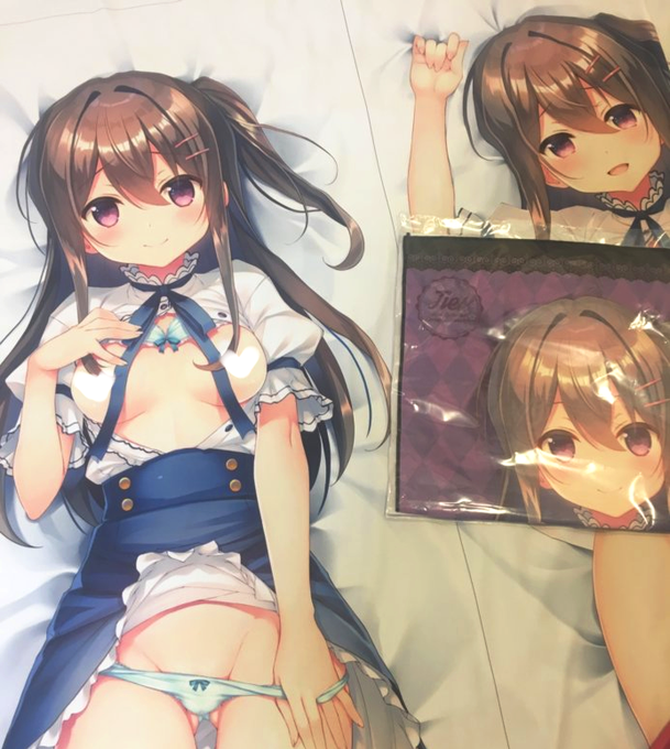 写真撮るの下手で暗めですみません、抱き枕の色校などです!抱き枕今までで一番想定通りに色がでてくれてバッチリな出来だと思います。MFタオルはこのくらい大き目の大判サイズです。バッグも本と比較していますが大き目です😆 