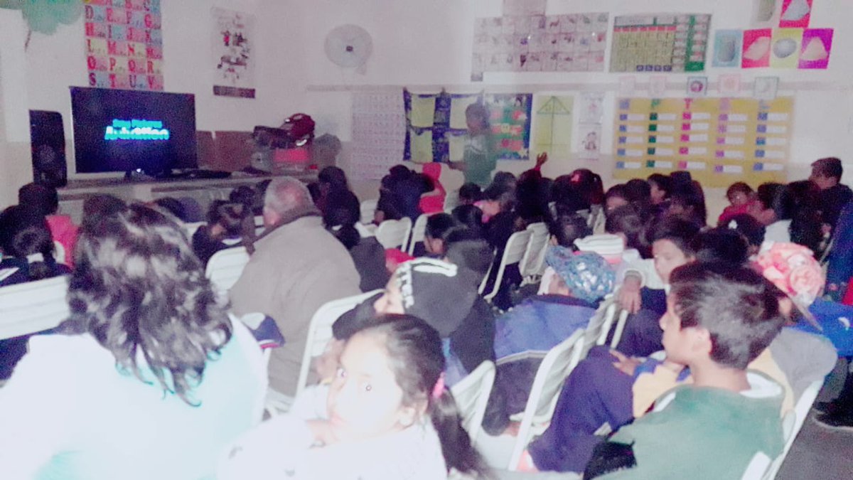 Escuela Colón... Sábado de cine... Y presentando dibujo para el concurso de Garbarino... Mucha Suerte...😄