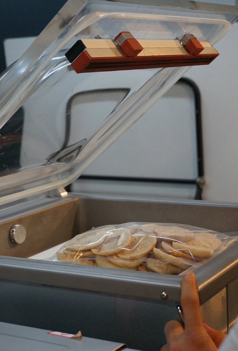 La envasadora al buit és una de les màquines més usades de #Coocció. Vols conéixer l'equipament del que disposem? cooccio.com/cuuina/ #cuinacompartida #lloguerperhores #incubadoragastronomica #equipamentdecuina #Maquinaria