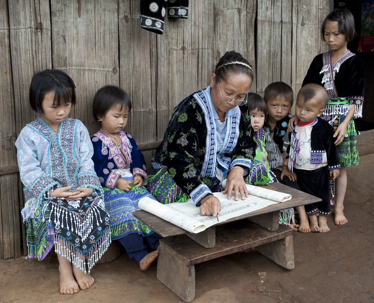 UNESCO's tweet photo. Indigenous languages mean:

Knowledge 👁️

Peace 🕊️

Rights ⚖️

Inclusion 👥

Diversity 🌐

To boost their protection and promotion, in 2019 we'll be celebrating the year of the Indigenous Languages.

Get involved! 👉https://t.co/W5CjxBrRkQ #WeAreIndigenous https://t.co/QqdbkQnl5I
