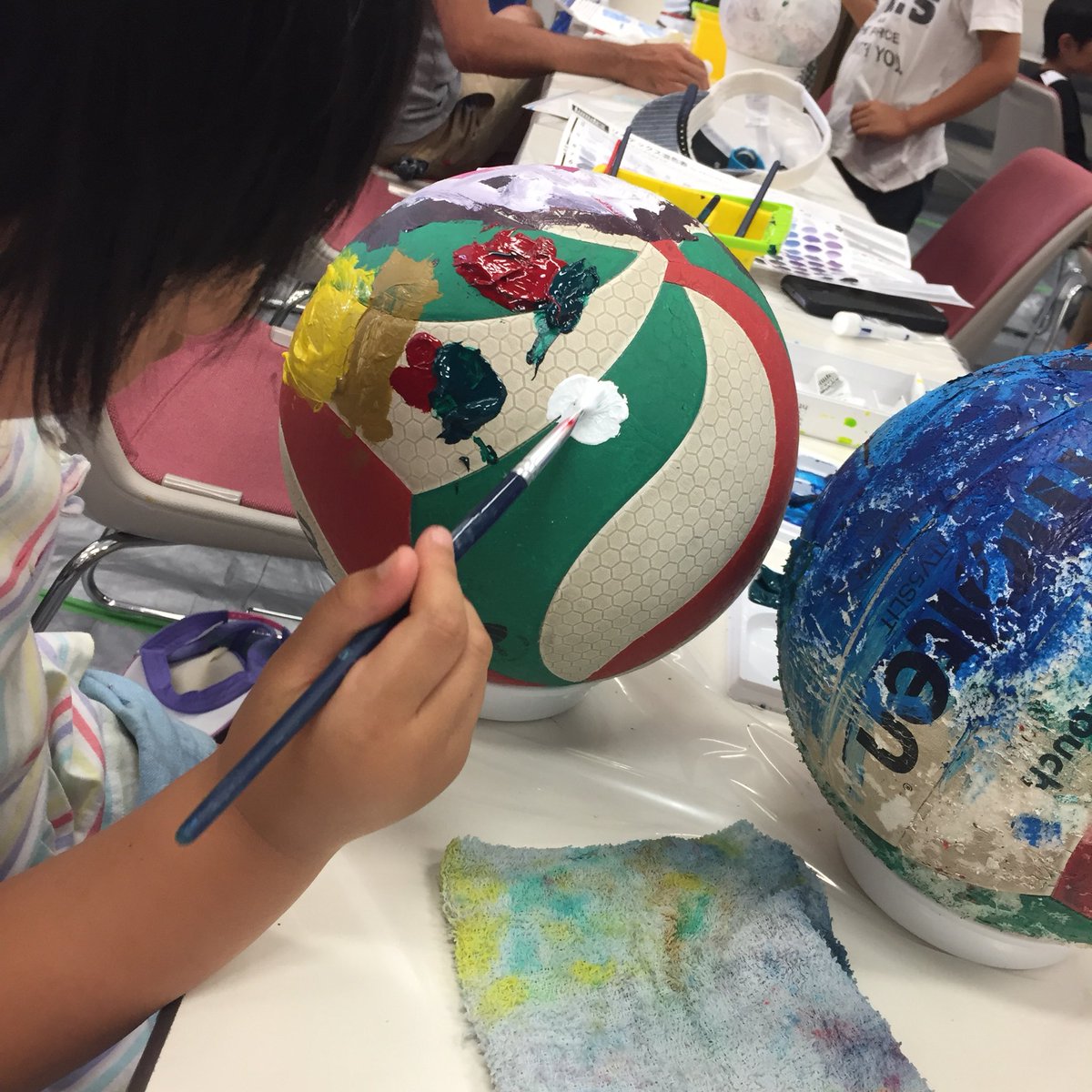 rab_2020's tweet photo. 【リボーン・アートボール】ワークショップ in 県南生涯学習センター
キャンバスになっているボールはバレーからテニスまで競技や大きさも様々あります。
廃ボールが芸術作品として生まれ変わります!
#文化プログラム #rab2020 #いばらき文化 #リボーン・アートボール #東京2020 #文プロ https://t.co/fdKHbiOj0I