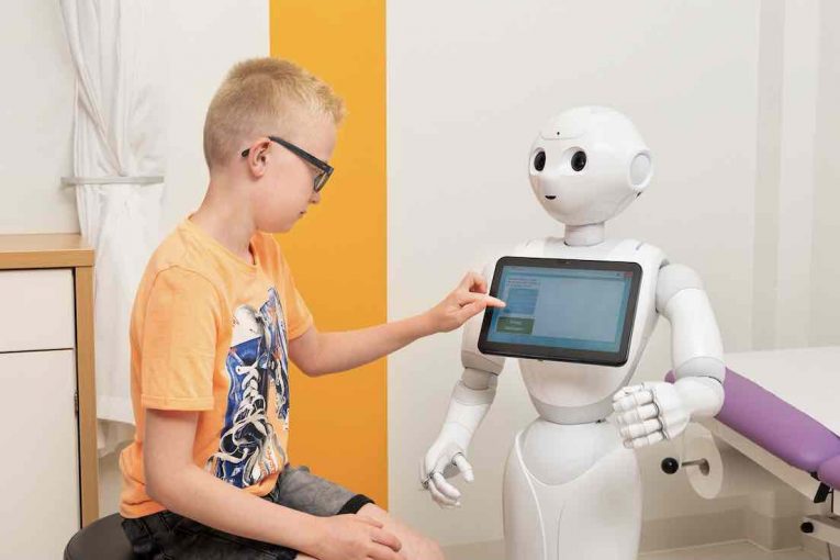 YouChooz's tweet image. Het @MMC heeft een #zorgrobot genaamd Pepper. Deze geeft voorlichting aan kinderpatiënten door middel van een quiz en filmpjes. Waarom Pepper een prima collega is lees je hier: bit.ly/2JhGtXe