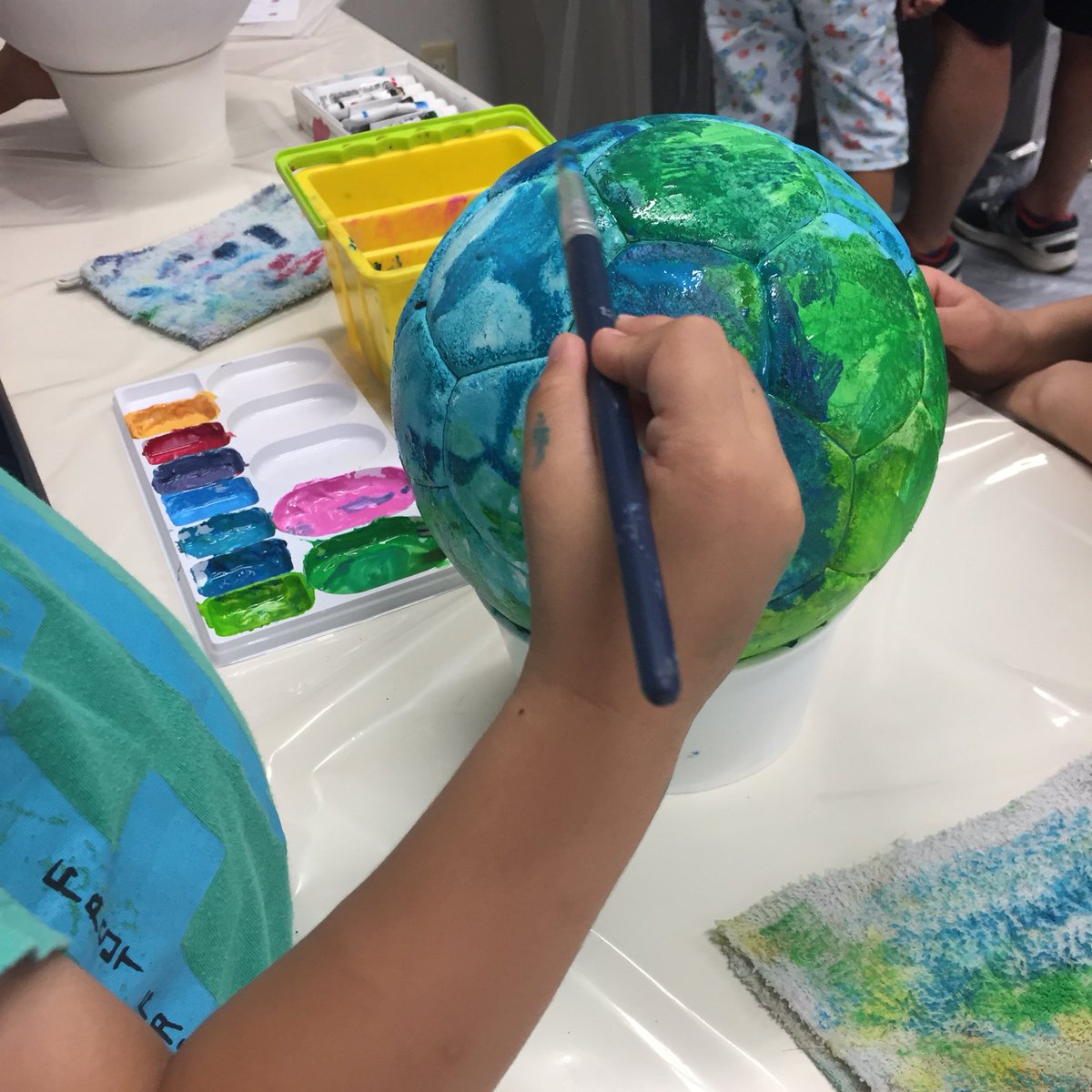 rab_2020's tweet photo. 【リボーン・アートボール】ワークショップ in 県南生涯学習センター
取り組む姿はとにかく真剣!
ボールがどんどん変わっていきます。
#文化プログラム #rab2020 #いばらき文化 #リボーン・アートボール #東京2020 #文プロ https://t.co/u1MVaIHmgl