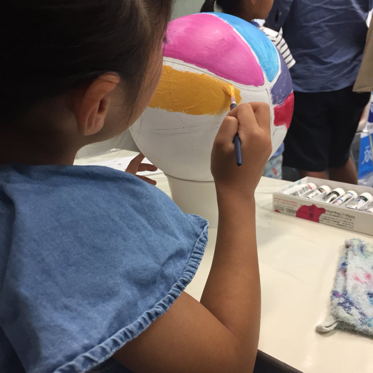 rab_2020's tweet photo. 【リボーン・アートボール】ワークショップ in 県南生涯学習センター
取り組む姿はとにかく真剣!
ボールがどんどん変わっていきます。
#文化プログラム #rab2020 #いばらき文化 #リボーン・アートボール #東京2020 #文プロ https://t.co/u1MVaIHmgl