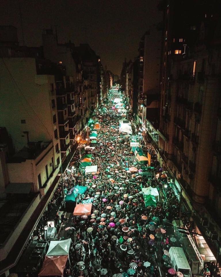 Barbara__Brito's tweet photo. Una marea verde en la que no se podía caminar, cuadras y cuadras copadas por las pibas. Que vergüenza los 38 dinosaurios. Tarde o temprano será ley, nosotras seguiremos luchando. #AbortoalegalYa ✊ https://t.co/KNrxHcknaf