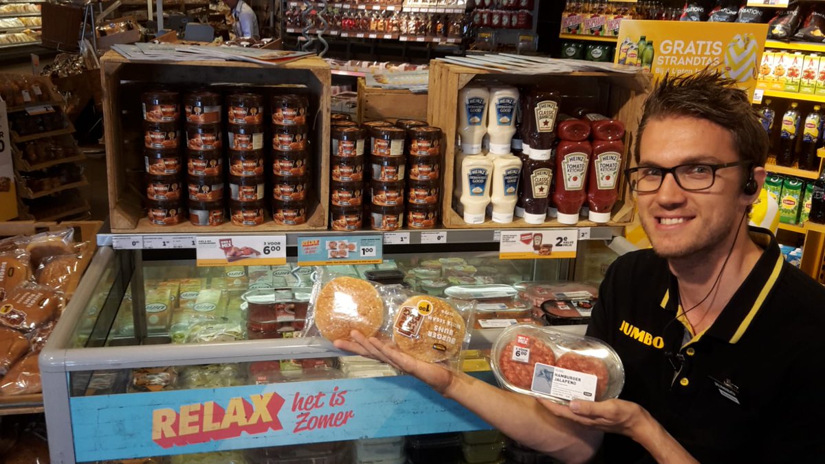 Het is vakantie, dus veel mensen willen makkelijk eten!  Bij ons kunt u heerlijke hamburgers,  3 pakjes voor € 6,=, kopen. Ze liggen in onze koeling voorin de winkel samen met echte hamburgerbroodjes en de bijbehorende sauzen.