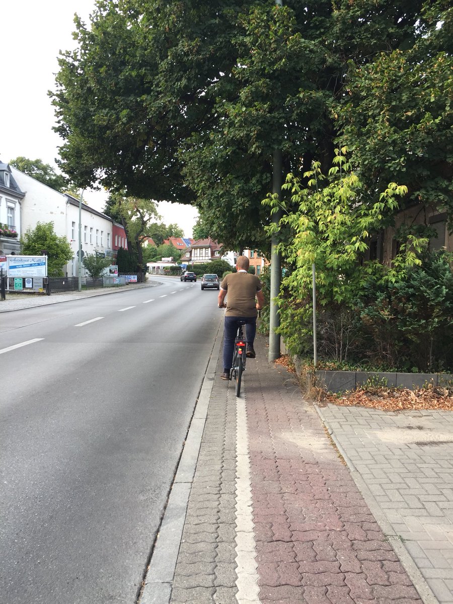 Während ganz Berlin über einen Radweg in Zehlendorf lacht, sah ich gestern dieses Prachtexemplar im Reinickendorfer Hermsdorf. <a href="/ankeschoen/">Anke Myrrhe</a>