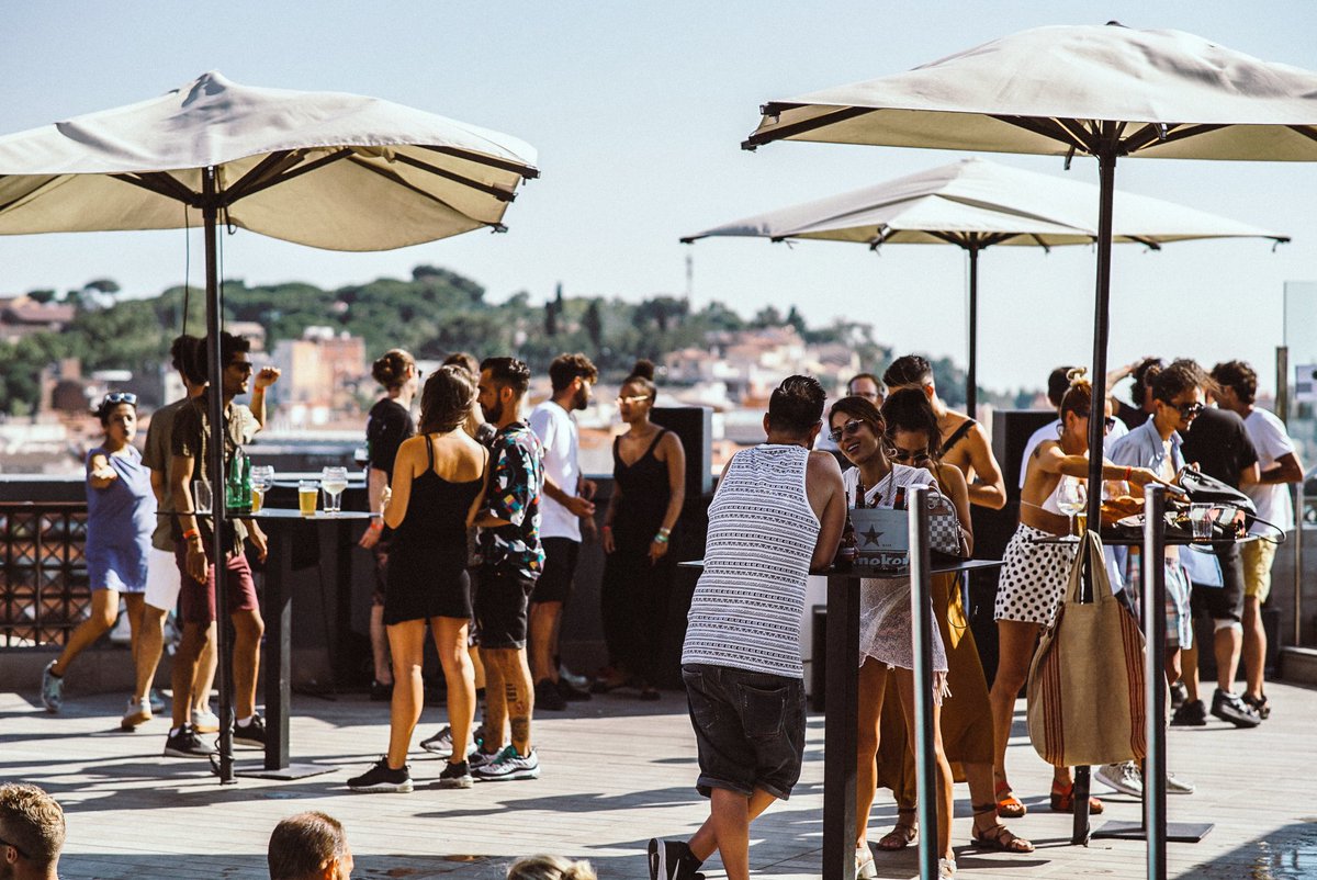 Nos encanta disfrutar de las tardes al son de la música y el buen rollo.😁🎵Ven de jueves a domingo y baila los ritmos de nuestro Dj💿.
-
We love to enjoy the afternoons by the rhythms of the music and good vibes.😁🎵Come from Thursday to Sunday and dance the rhythms of our Dj💿.