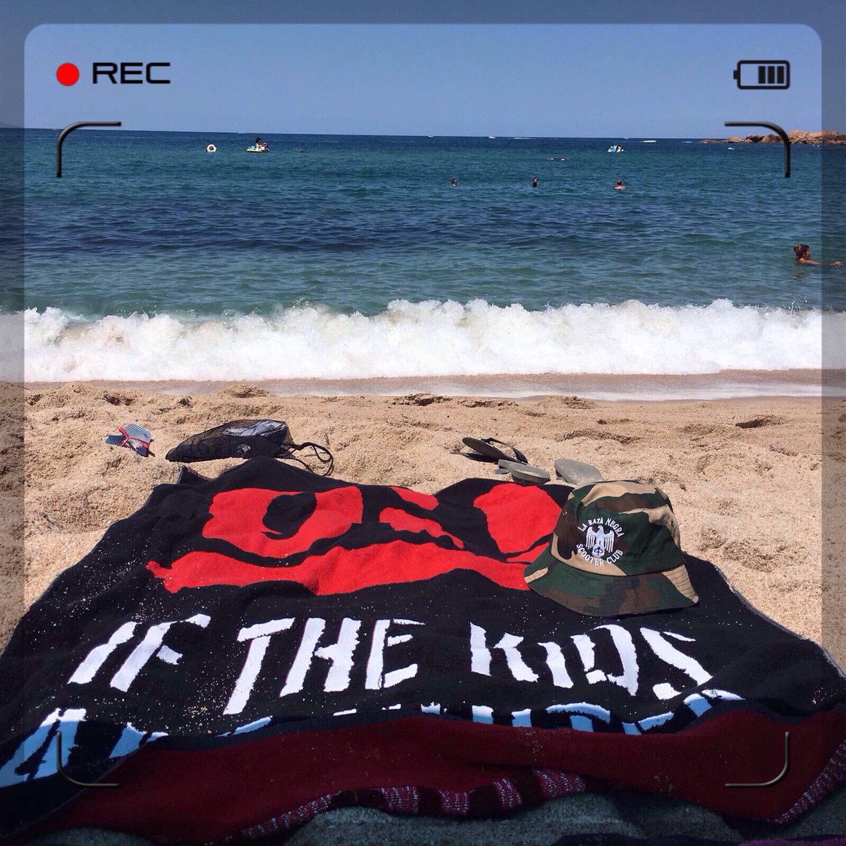 SCLaRataNegra's tweet photo. Podríamos decir que ir a la playa es franquista pues fue con el dictador cuando la clase trabajadora de este país consiguió tener 600 o Vespa para cargar, hasta con la jaula de pájaros, y tirar a la costa a gastarse aquella primera paga Extra...
https://t.co/lQ28nb0NdM https://t.co/kCaCmxVJtW