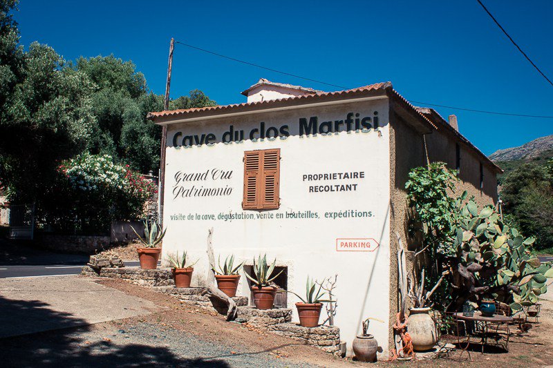 A la découverte du Clos Marfisi, un domaine familial créé en 1870 à Patrimonio et aujourd'hui géré par Julie et Mathieu Marfisi  bit.ly/2npWEIW #corse #vincorse #borntobewine