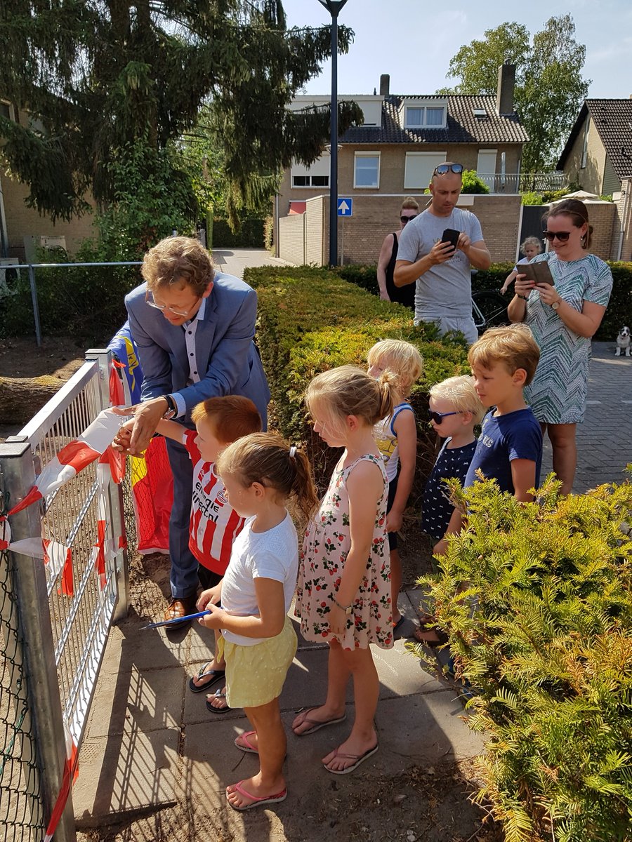 Wethouder Alexander van Holstein opende dinsdag 7 augustus jl. samen met kinderen uit de buurt de tijdelijke speeltuin aan de Jan van Speykstraat.