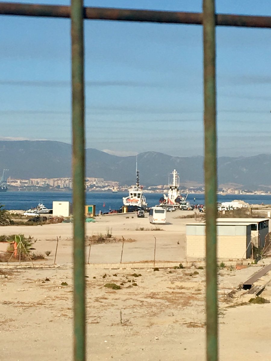 Acaba de llegar el #OpenArms al muelle de Crinavis. 87 inmigrantes viajan a bordo tras ser rescatados en la costa de Libia. ⁦@CruzRojaCA⁩ ⁦@eACNUR⁩ esperan para asistirlos también ⁦@policia⁩ @guardiacivil⁩ ⁦⁦@CSurNoticias⁩ ⁦@CanalSurRadio⁩