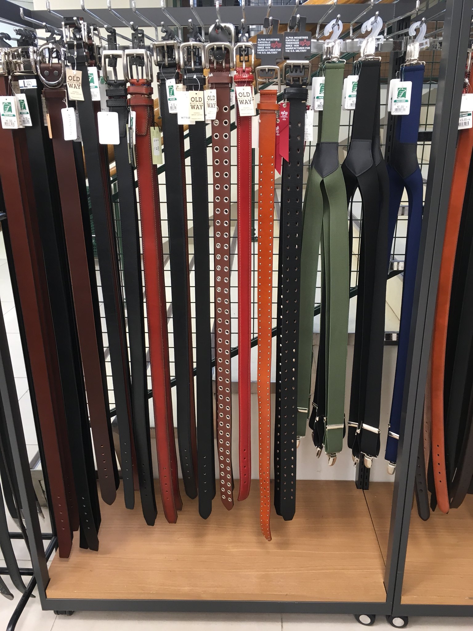 ハンズ渋谷店 1bフロア革小物売り場には 男性向けの革ベルトの取り扱いもございます なかには数少ないですが サスペンダーやバックル サルカワもございますよ ぜひ ご覧下さいませ ハンズ渋谷 1bフロア たけ T Co Oojpezwir6