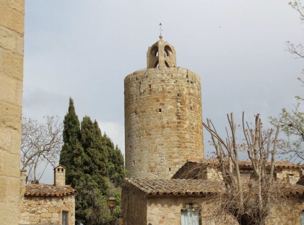 DiputacioGirona's tweet photo. #Sabíeuque ara podem visitar la torre de les Hores de #Pals i, així, contemplar la plana de l’#Empordà a vista d’ocell? Aquest any hem enllestit la restauració d’aquest monument singular, que és la principal resta que es conserva de l'antic castell de Pals (segle IX). #Patrimoni https://t.co/2LUKxD1Mul