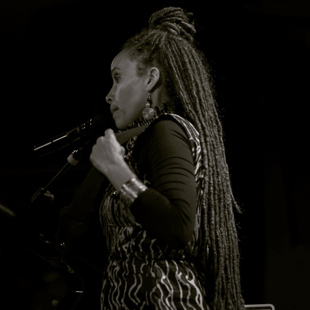 MontereyTour's tweet photo. There was a crowd forming on the benches outside @moesalleysc during the soundcheck. @kelissamusic already gaining new fans! #rizenation #reggaeriseup #oneloveinaction #californiarizing #visitsantacruz #teamcanon #Kelissa #Anbessa #ShaciaPayne #takeyourtime #montereybayphototours https://t.co/eVi2KYOiV3
