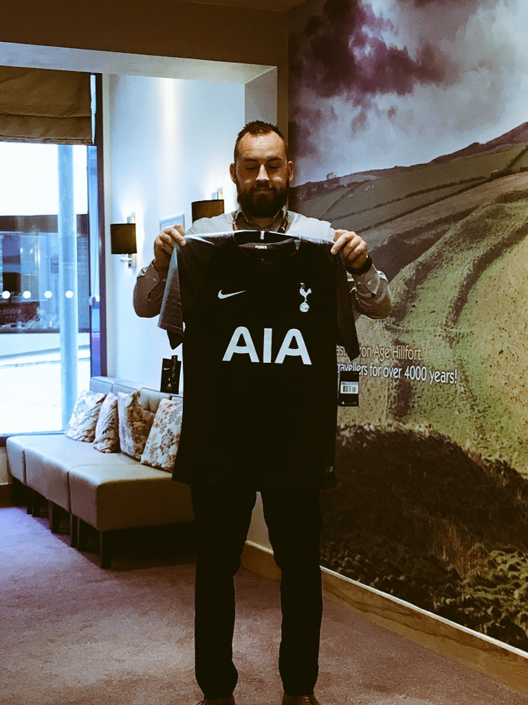 <a href="/DorchesterInn/">Dorchester Premier Inn</a> now that’s a gift for our OM! <a href="/SDEBDD/">simon ewins</a> @sarahvfrost1 <a href="/thebirdlane/">Natasha Lane</a> <a href="/SpursOfficial/">Tottenham Hotspur</a> #winning #PL ❤️🎁