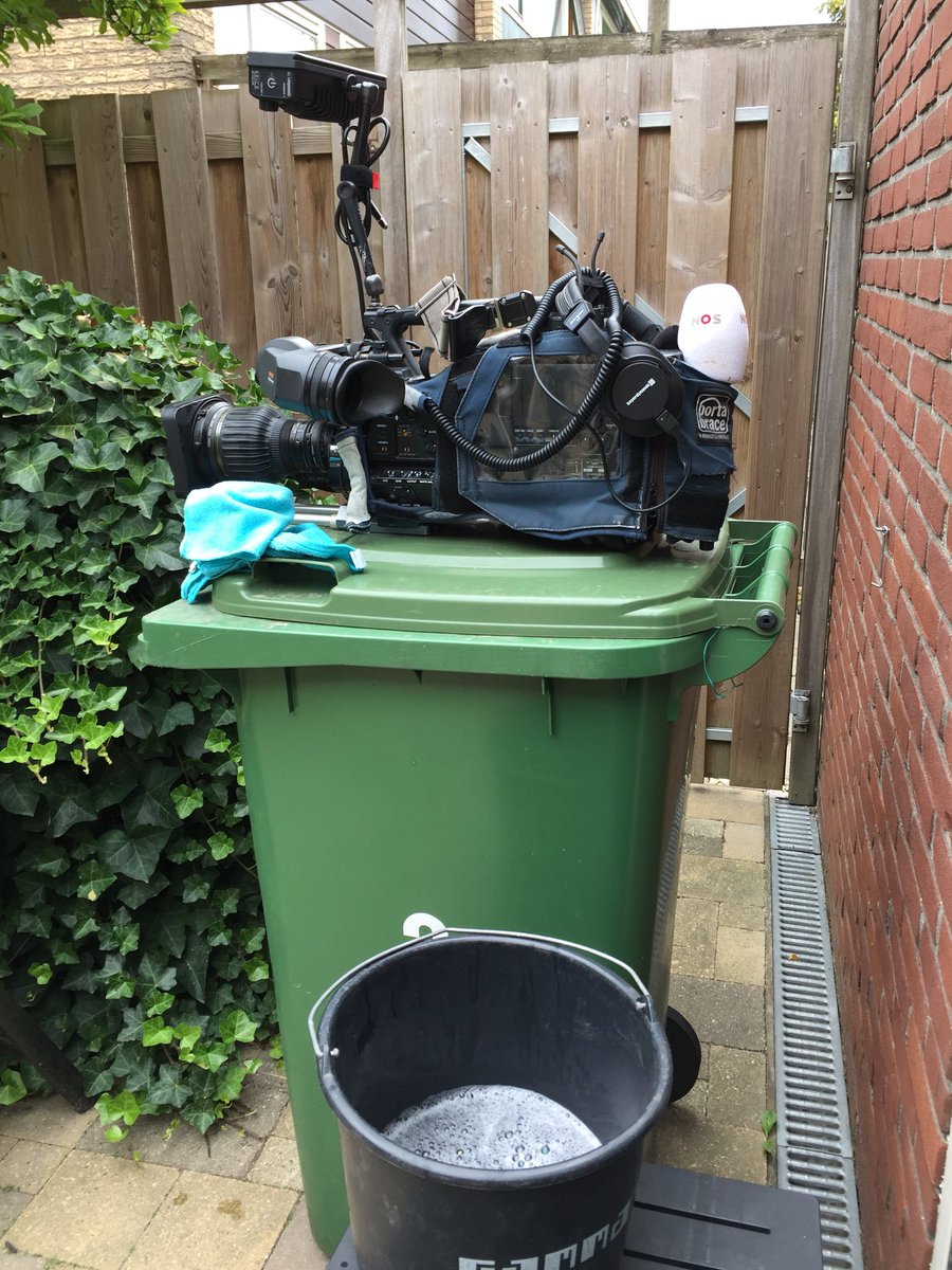 Genoeg olie (op de lens) om met knipoog te kunnen stellen dat de camera voorlopig voldoende is doorgesmeerd #oilspill #rotterdam