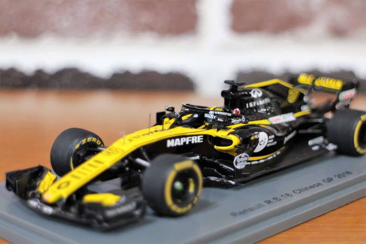 ポストホビー厚木店 Twitterren スパークのf1シリーズ 18年シーズン第一号は ワークス復帰3年目となるルノーf1 チーム 今シーズンはヒュルケンベルクとサインツjrのコンビでポイントを着々と稼いでいます ヘイローもカッコよく フロントウイングにはネコが