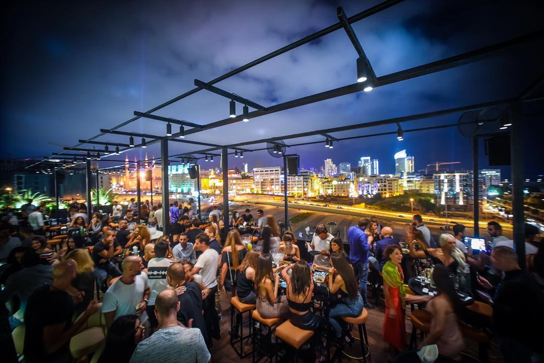LPJ_Beyrouth's tweet photo. LES #ROOFTOPS 🍸🍾💃
Du très #chic pour beautiful people au plus décontracté pour petit budget, il y en a pour tous les goûts. Notre sélection à #Beyrouth et en dehors. #Liban
▶️ https://t.co/nbTWCu79R3 https://t.co/YNu00KGonr
