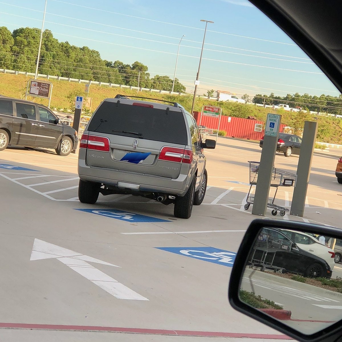 junoco's tweet image. #Houston.. I've found the problem. Low IQ homo sapien driving a @lincoln. Clean up on aisle Earth.
#failparking #shittydriver #dumbass #lazydriver #zeroparkingskills #assholechallenge
