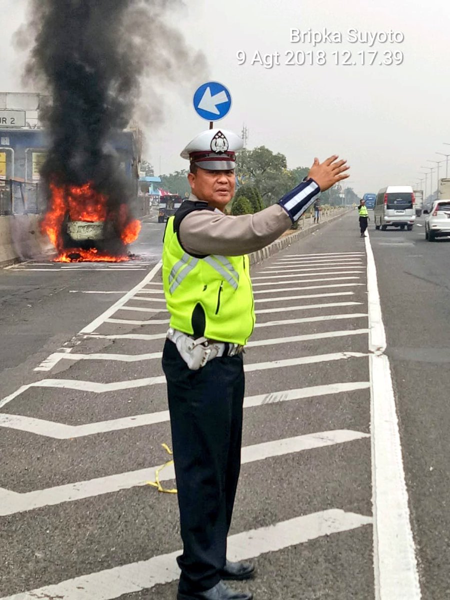 TMCPoldaMetro's tweet photo. 16:03 Nissan Xtrail B 1721 KYJ terbakar di KM 8 Tol Pondok Gede Timur (arah ke Cawang) &amp; sdh dlm penanganan Polri. https://t.co/DEjKwxfZU3