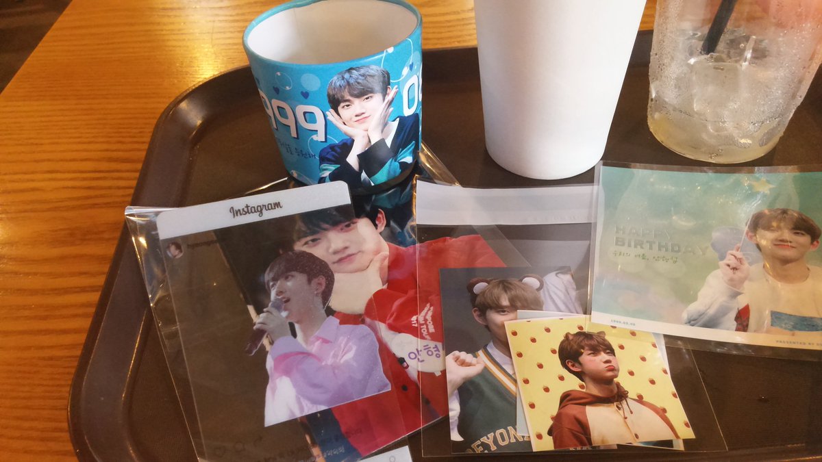 seop20809's tweet photo. 카페 입구부터 형섭이 얼굴이 보여서 멀리서부터 눈에 띄었어요! 카페 내부도 벽면 가득 현수막에 액자에 메뉴판까지 형섭이 사진이ㅠㅠㅠㅠ 아침 일찍부터 카페 꾸미시던데 덕분에 예쁜 형섭이 많이 보고왔어요💛
#달콤한형섭데이 https://t.co/csrRTvsDJA