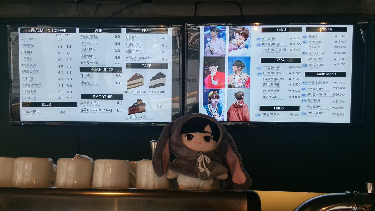 seop20809's tweet photo. 카페 입구부터 형섭이 얼굴이 보여서 멀리서부터 눈에 띄었어요! 카페 내부도 벽면 가득 현수막에 액자에 메뉴판까지 형섭이 사진이ㅠㅠㅠㅠ 아침 일찍부터 카페 꾸미시던데 덕분에 예쁜 형섭이 많이 보고왔어요💛
#달콤한형섭데이 https://t.co/csrRTvsDJA