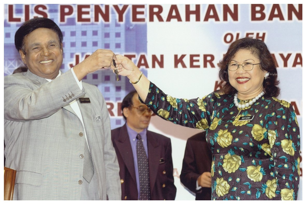 matrade's tweet photo. It's #ThrowbackThursday! Dlm mengenang 25 tahun penubuhan MATRADE, kami kongsikan memori penyerahan bangunan MATRADE pada tahun 2006, drpd Menteri Kerjaraya Tun Samy Vellu kpd Menteri MITI pada waktu itu, Tan Sri Rafidah Aziz. #25thAnniversary #MATRADESilverJubilee @MITIMalaysia https://t.co/U1TD9jZTxv