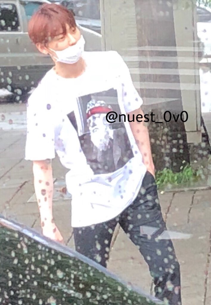 HWANGMINHYUN_TH's tweet photo. [FANTAKEN] วันนี้มีแฟนๆ พบมินฮยอนและพี่ซองอุน แถวๆ อับกูจองค่ะ 👑☁

ออกมาฉลองวันเกิดรึเปล่าคะเนี้ย~😳
©jminhyuns, ©nuest_0v0
#WANNAONE #황민현 #민현 https://t.co/4SDCqmVVpT