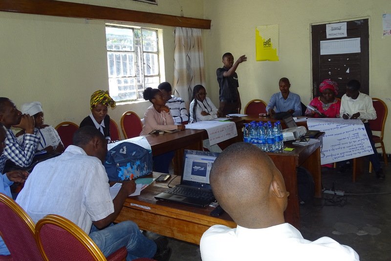 CORACON_DRC's tweet photo. CORACON forme les #journalistes de ses 4 radios membres de Goma.
Cette formation vise à donner un bagage consistant en journalisme #responsable.
Elle se tient du 09 au 10 Aout 2018 ici à #Goma.
Un journalisme professionnel, notre priorité !!
En avant #CORACON !!! https://t.co/YiVbX4treQ