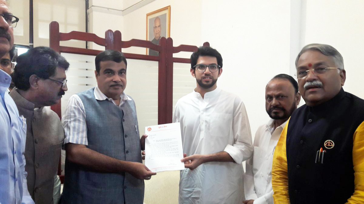 JustprakashW's tweet photo. शिवसेना नेते,युवासेनाप्रमुख
श्री @AUThackeray यांच्यासह #शिवसेना खासदारांच्या शिष्टमंडळाने केंद्रीय वाहतूक,महामार्ग मंत्री श्री.नितिन  गडकरी; केंद्रीय मानव संसाधन विकास मंत्री श्री.प्रकाश जावडेकर; केंद्रीय पर्यावरण मंत्री डॉ.हर्षवर्धन यांची भेट घेऊन विविध प्रश्नांवरती चर्चा  केली https://t.co/Qj53LCvb0n