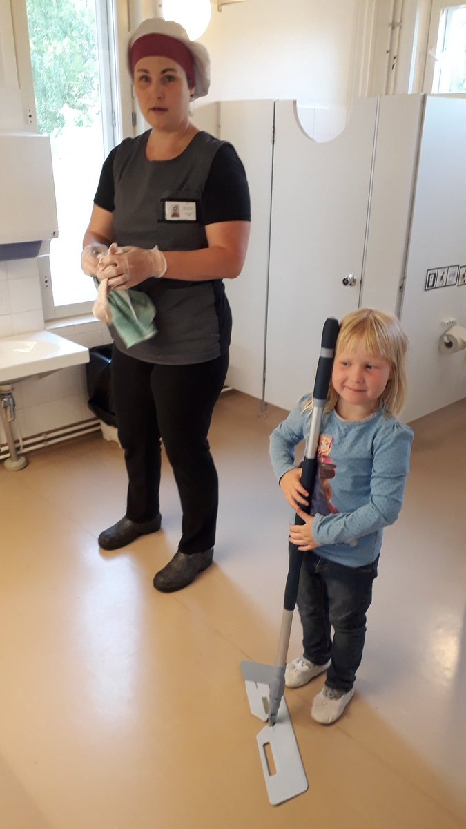 LSuuniitty's tweet photo. Osallisuutta tukeva #yhteistyö päiväkodin sisällä jatkuu. Meillä on maailman ihanin #päiväkotiemäntä Satu ❤ #Lapset pääsee mukaan siivoukseen ja keittiöön mm. tiskaamaan. #Ikaalinen #kakkospesänpäiväkoti #hopeatäplät #lapsenilo #osallisuus #vasu https://t.co/vCvW1dVh8Y